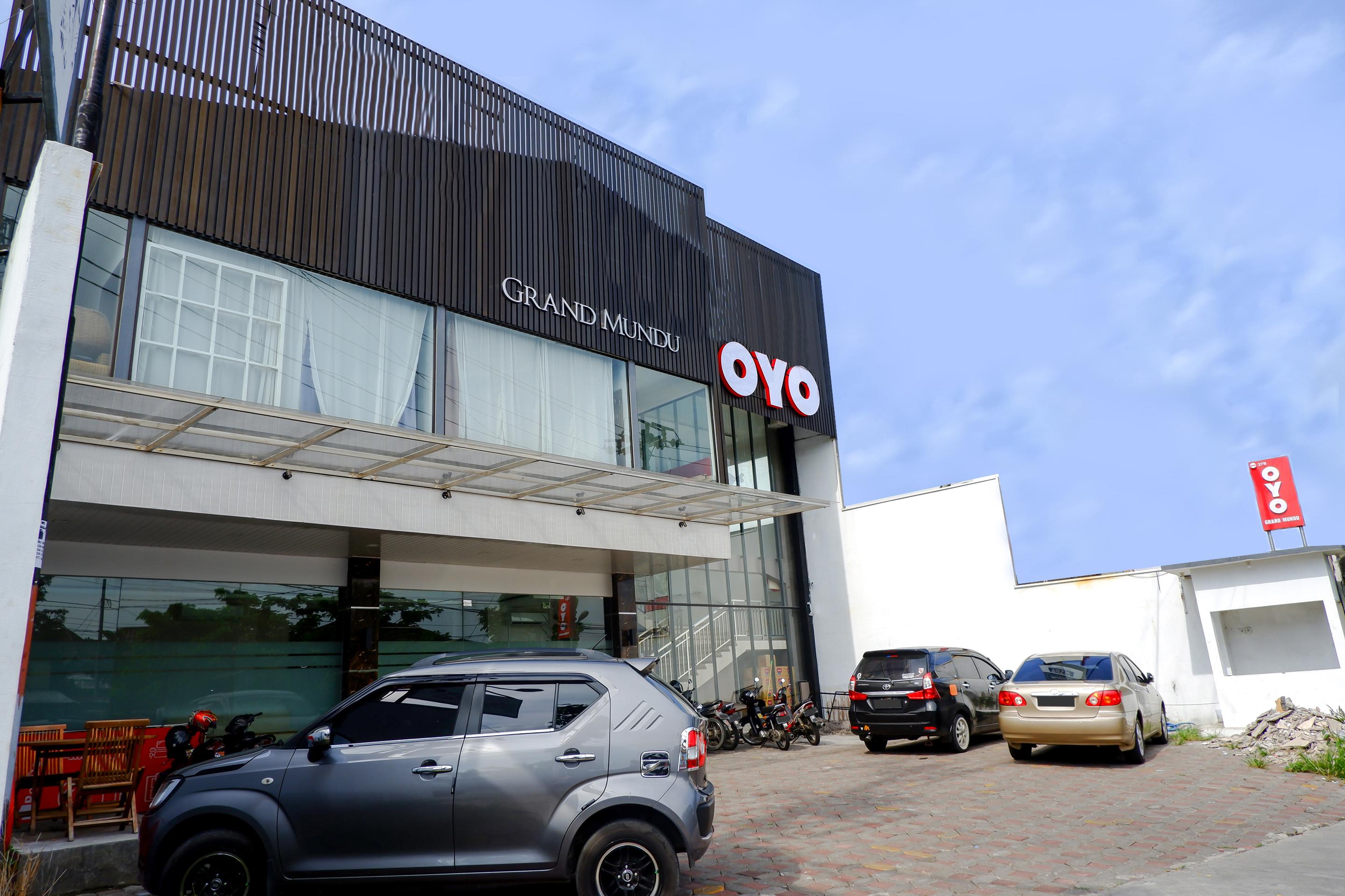 Oyo 379 Grand Mundu Hotel Семаранг Екстериор снимка