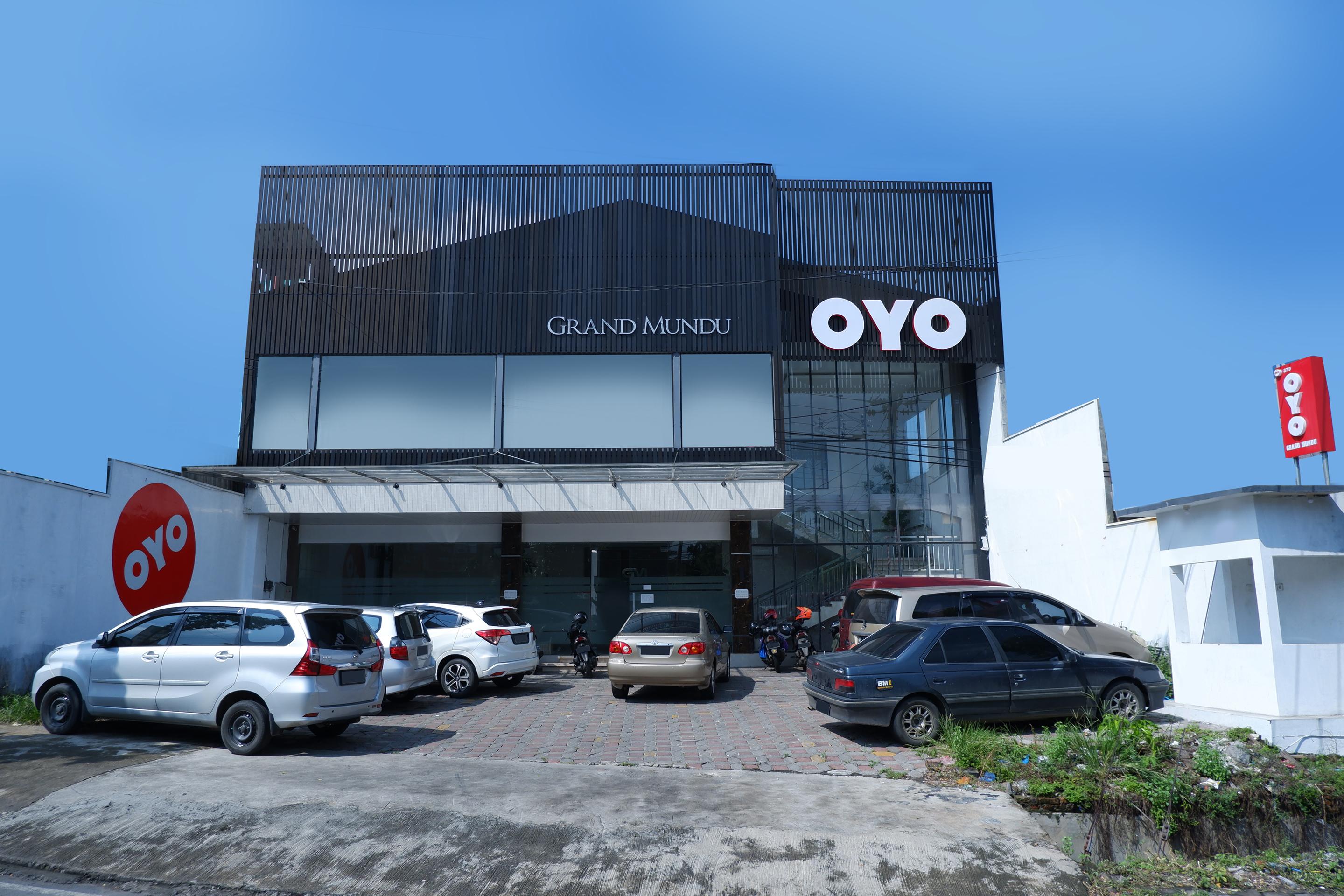Oyo 379 Grand Mundu Hotel Семаранг Екстериор снимка