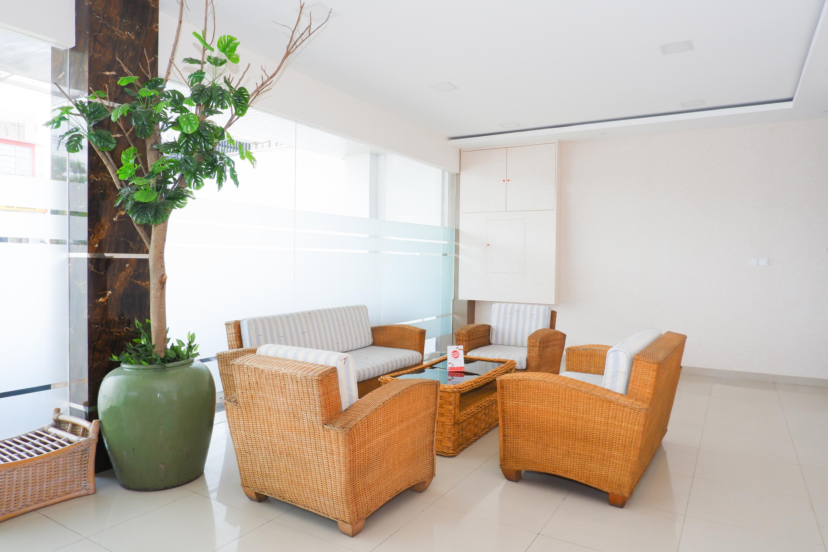Oyo 379 Grand Mundu Hotel Семаранг Екстериор снимка