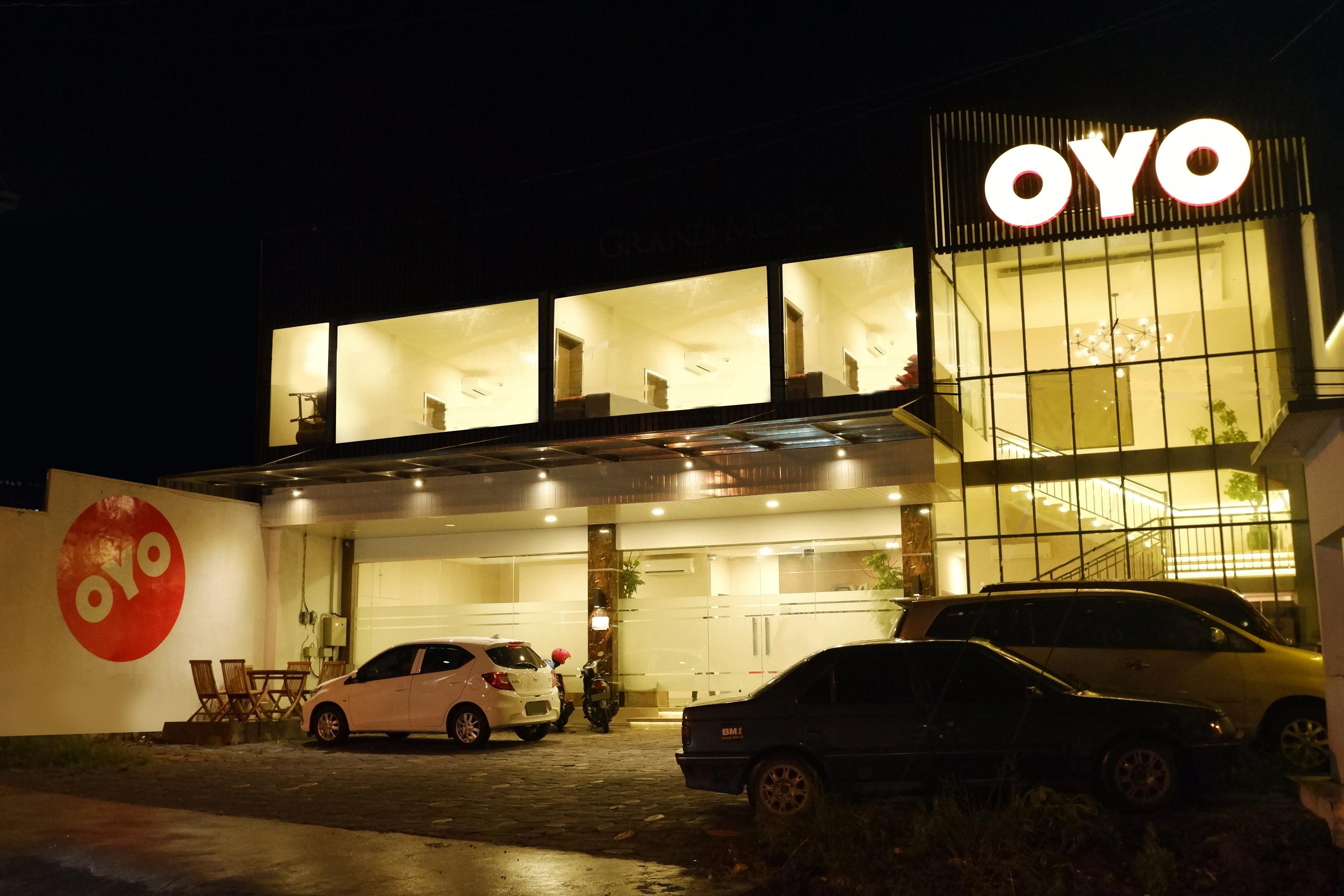 Oyo 379 Grand Mundu Hotel Семаранг Екстериор снимка