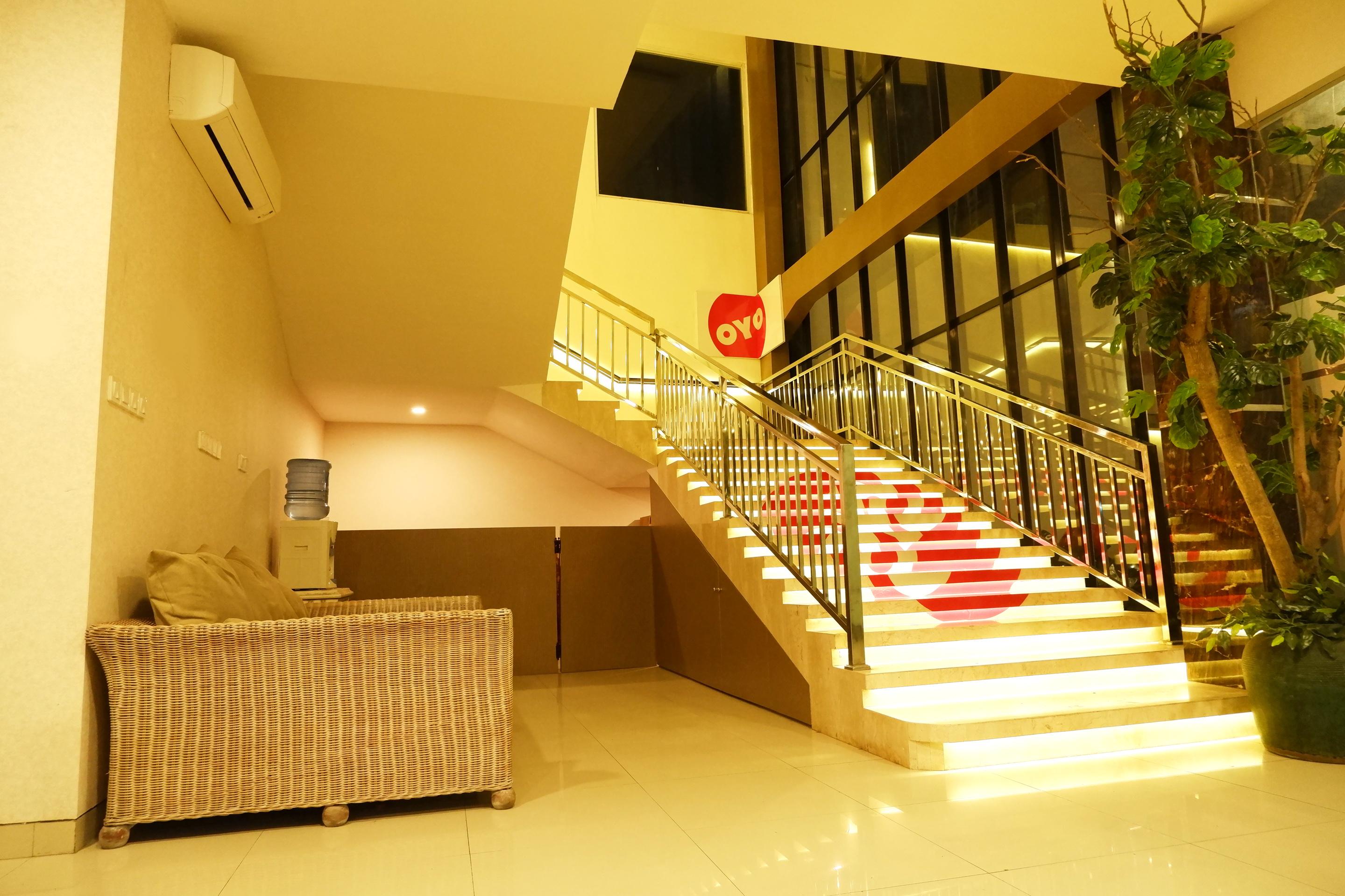 Oyo 379 Grand Mundu Hotel Семаранг Екстериор снимка