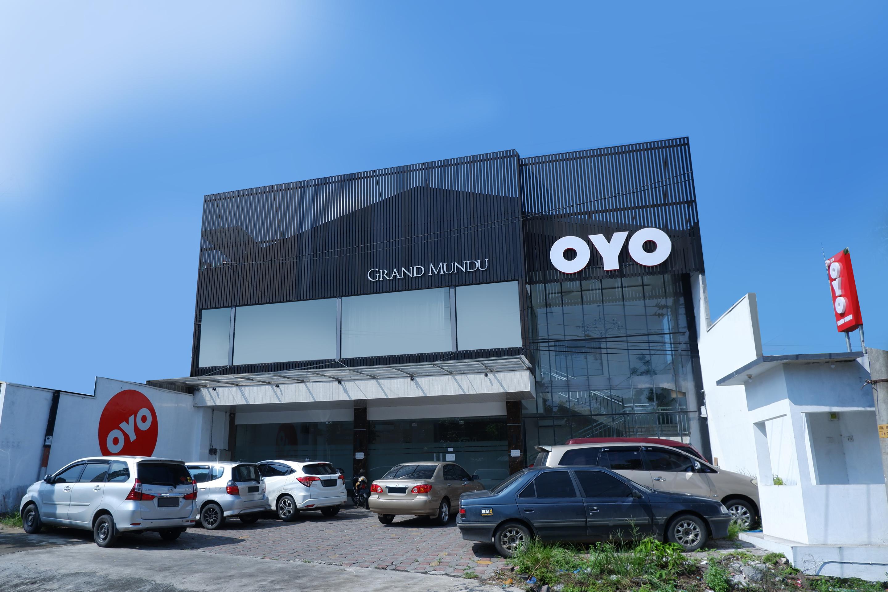 Oyo 379 Grand Mundu Hotel Семаранг Екстериор снимка