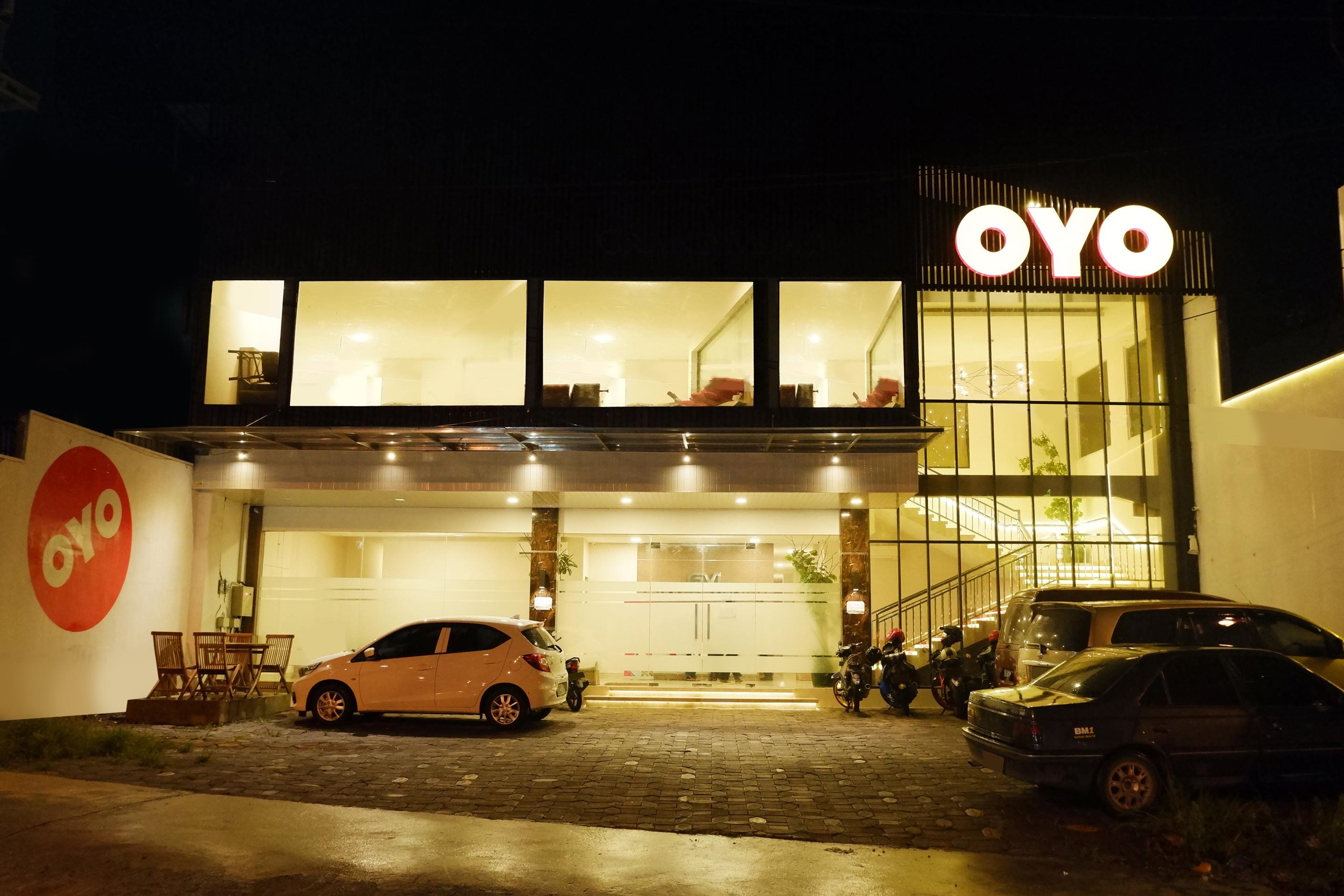 Oyo 379 Grand Mundu Hotel Семаранг Екстериор снимка